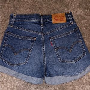 High rise Levi shorts